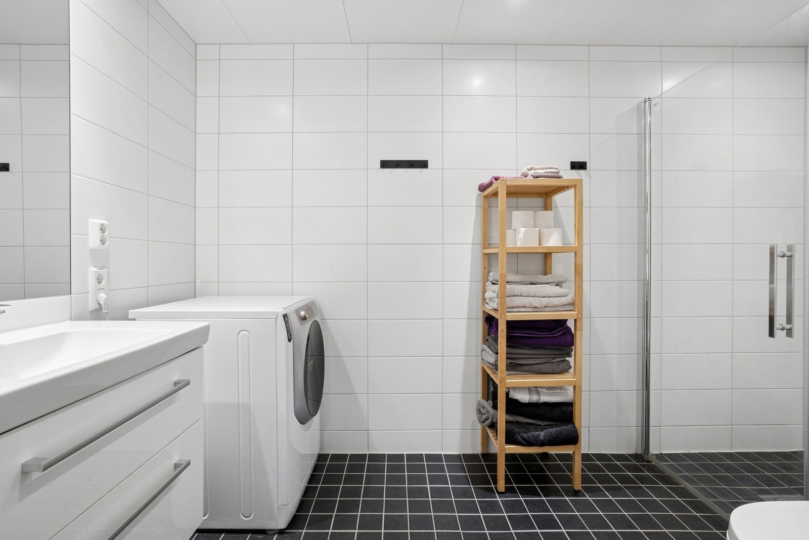 Prefabrikkert baderom fra byggeår. Flislagt gulv med gulvvarme og flislagte vegger. Nedsenket himling med downlights. Galleribilde