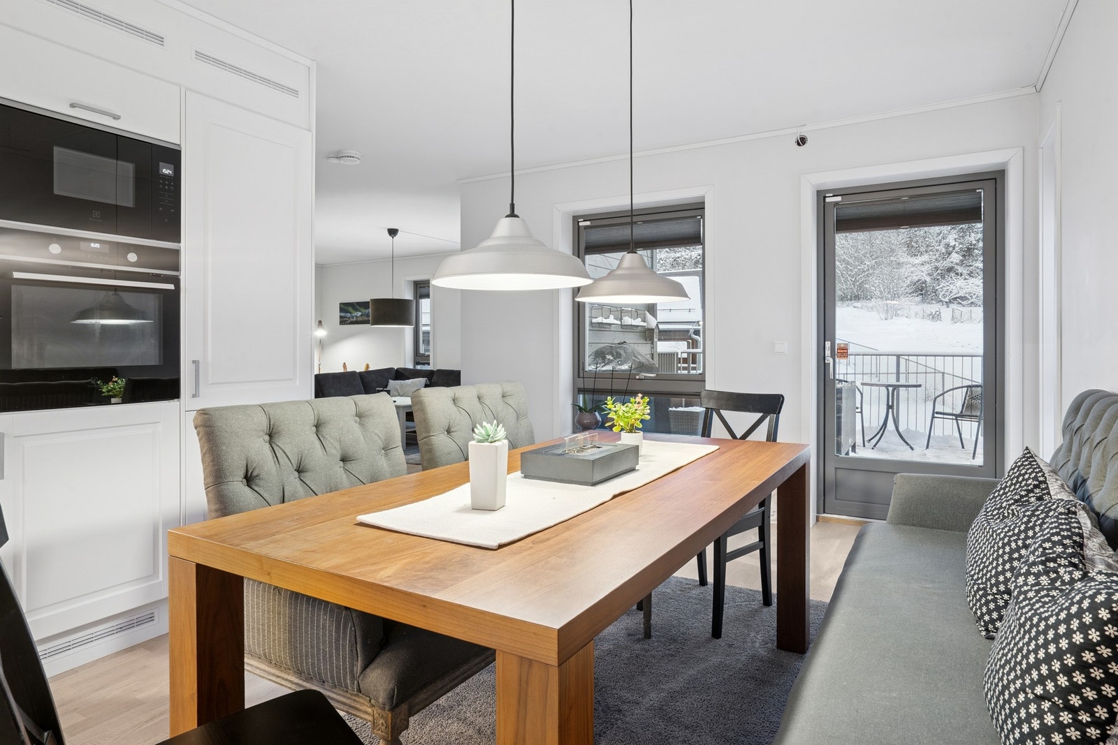 Det er god plass til spisebordsgruppe på kjøkkenet. Galleribilde