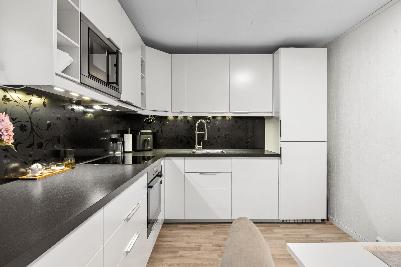 Her er det rikelig med skap- og benkeplass.