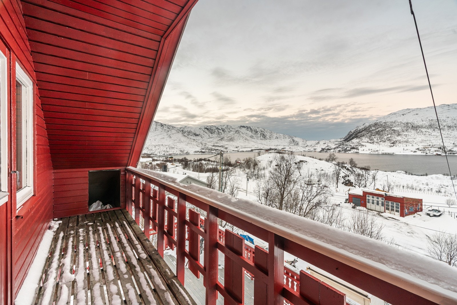 Fra loftstuen er det utgang til balkong.