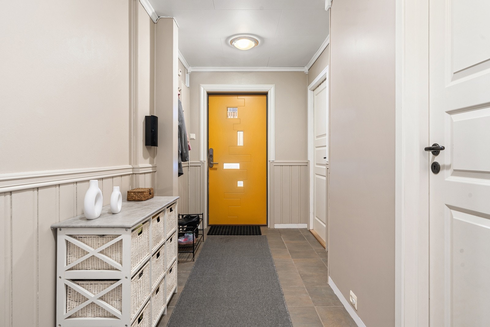 Boligen har meget god planløsning som går over to plan.