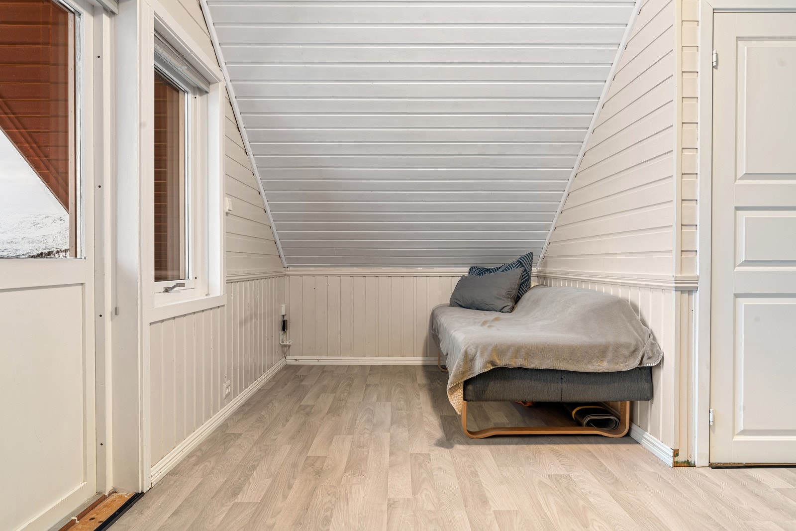 På loftstuen er det plass til ekstra gjesteseng.