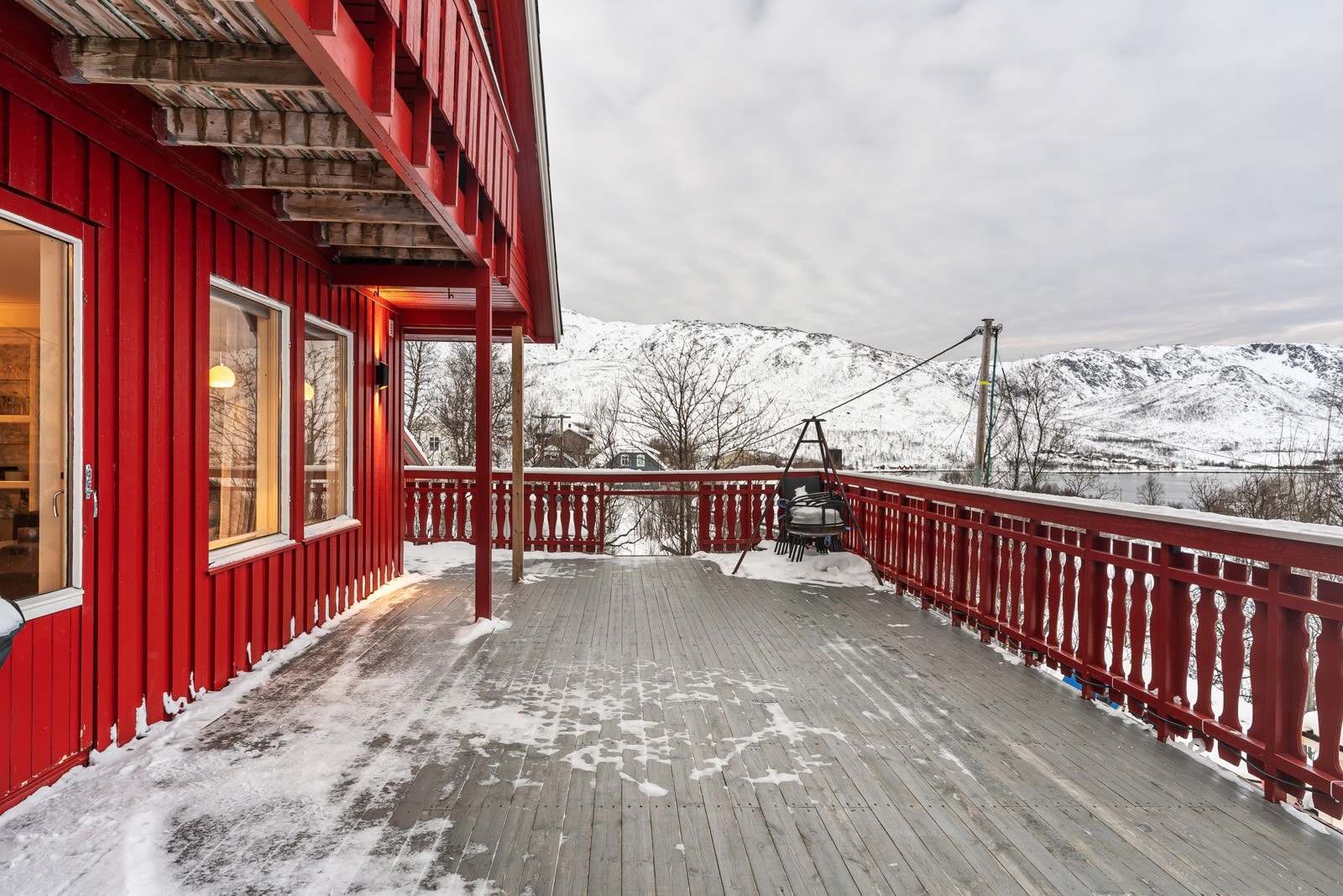 Fra stuen er det utgang til stor veranda som har meget gode sol- og utsiktsforhold.