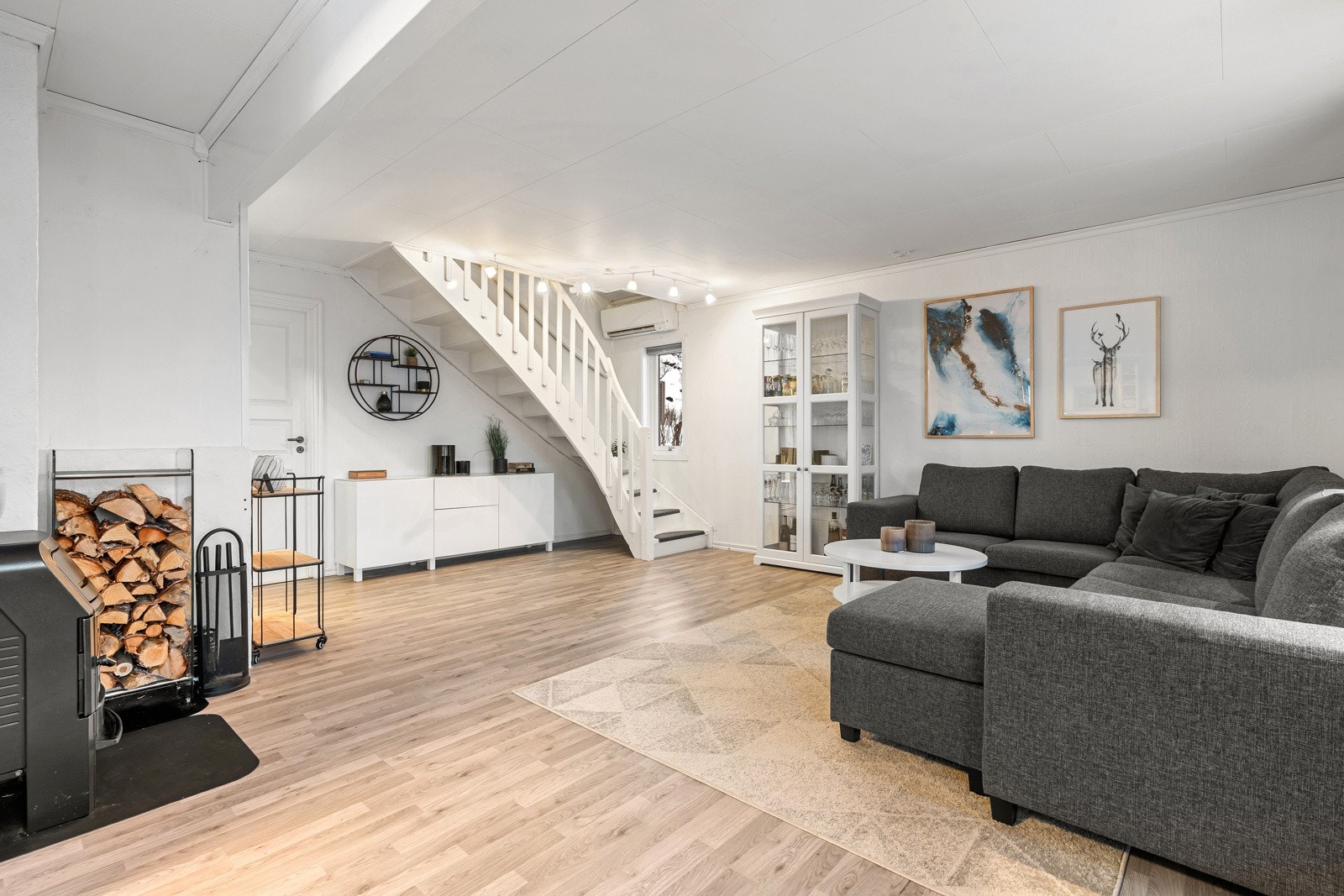 Det er installert varmepumpe og vedfyring for god oppvarming.