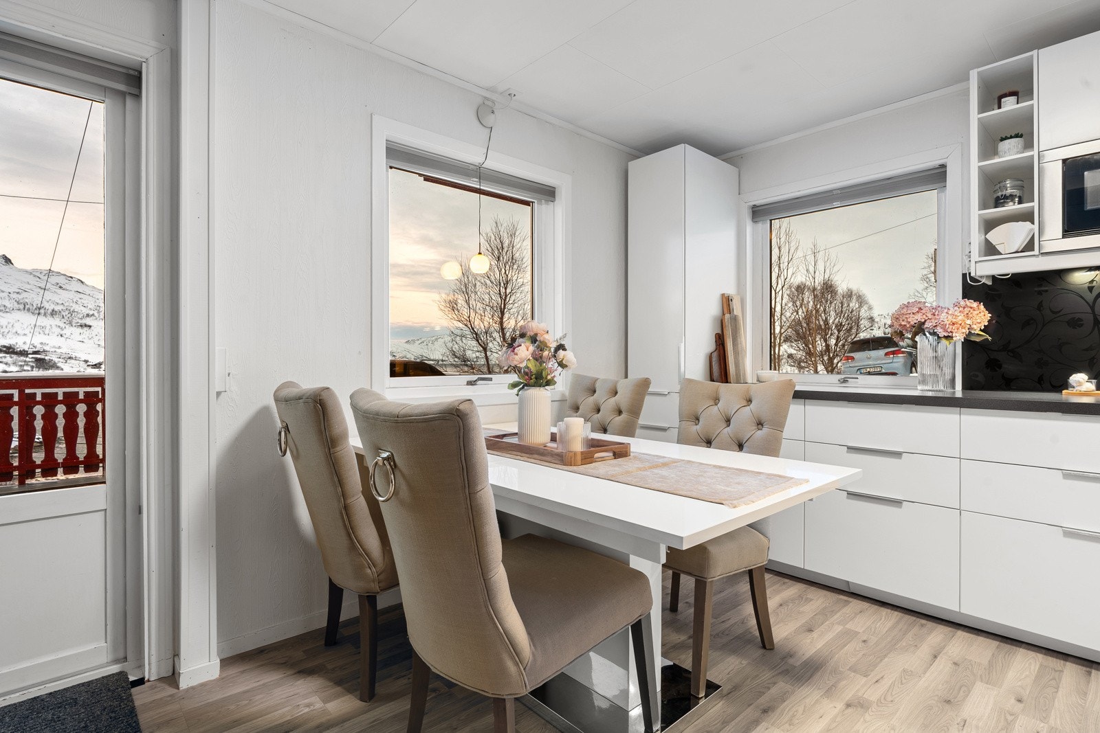 Rommets utforming gjør det enkelt å møblere, og du har god plass til spisebord i overgang mot kjøkken.