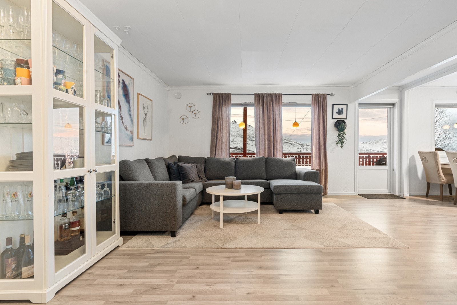 Stuen nyter en praktisk planløsning som gjør det enkelt å møblere.