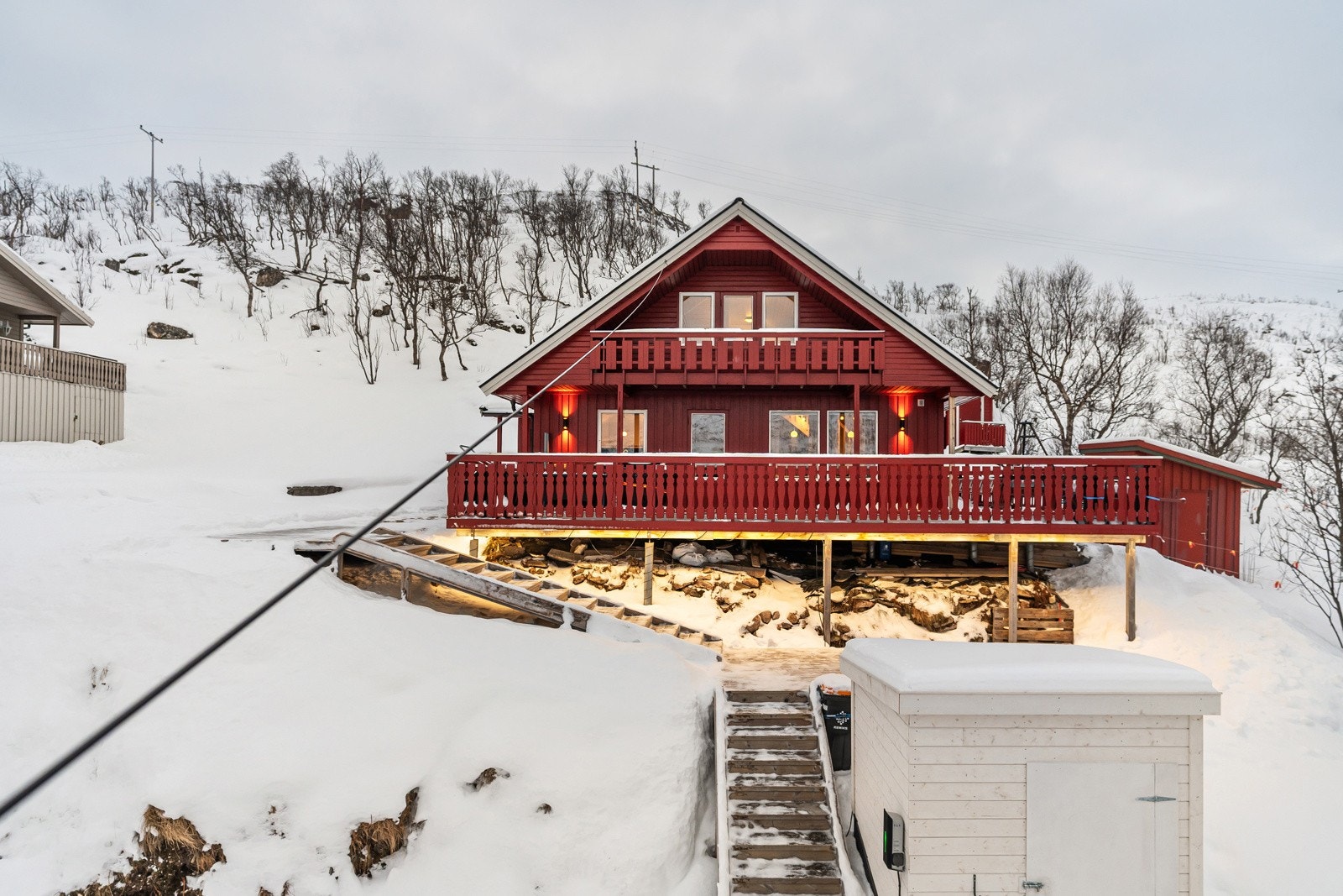 Eiendommen har idyllisk og naturnær beliggenhet, med flotte turmuligheter rett utenfor døren og umiddelbar nærhet til havet og det rike fiskelivet.