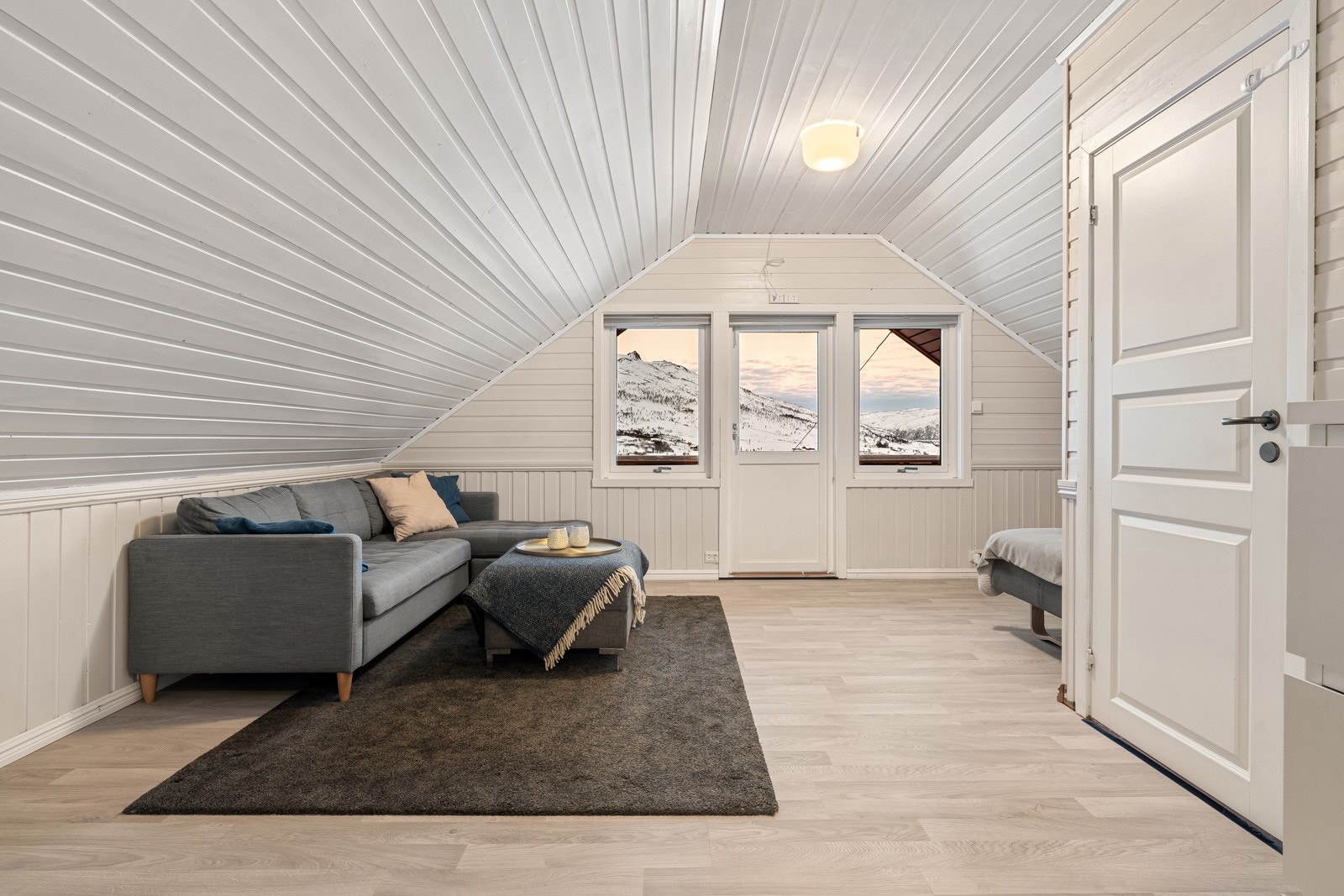 Loftstue med utgang til balkong og eventyrlig utsikt.