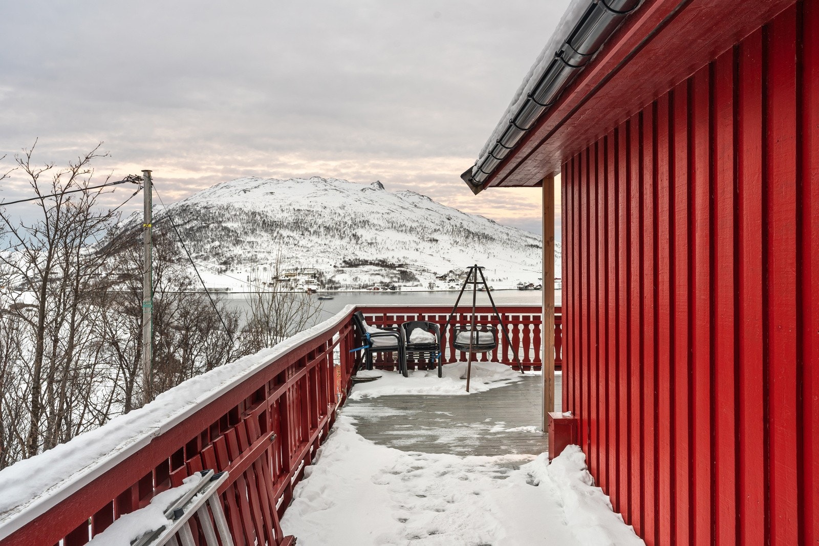 Verandaen strekker seg rundt bolig og har meget gode solforhold.
