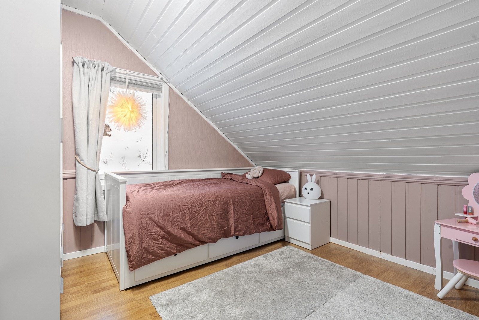 Romslig soverom som passer utmerket til barnerom.