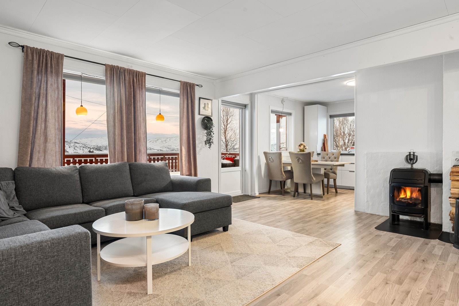 Lys og luftig stue med nydelig utsikt.