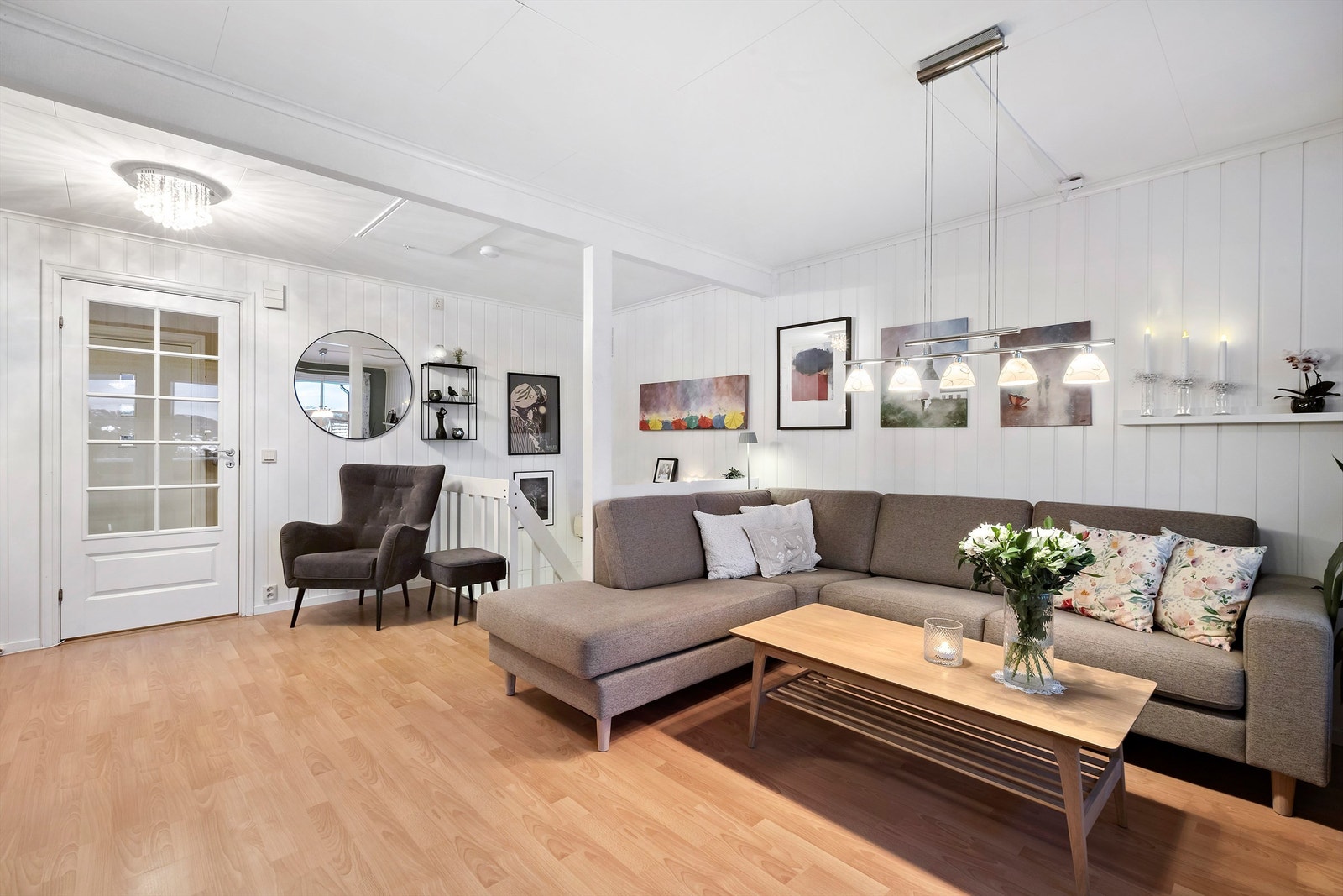 Lys og trivelig stue med tilgang til mørkeloft Galleribilde