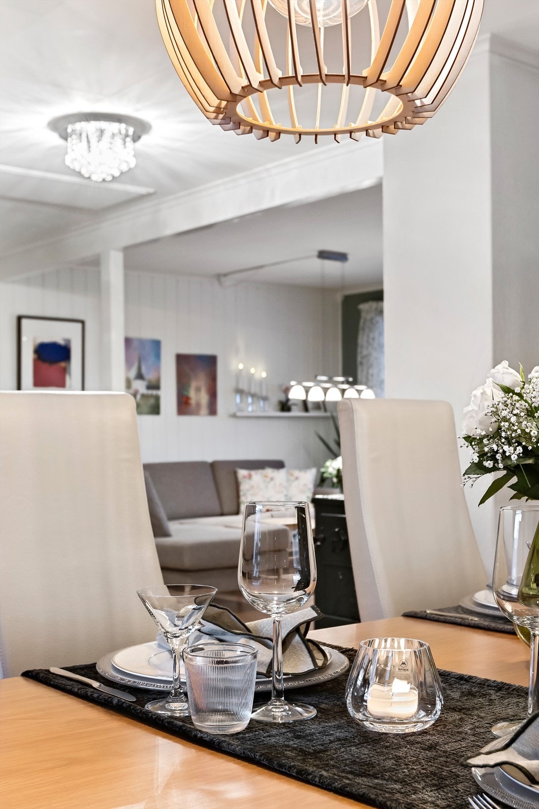 Det er åpent mellom stue og spisestue Galleribilde