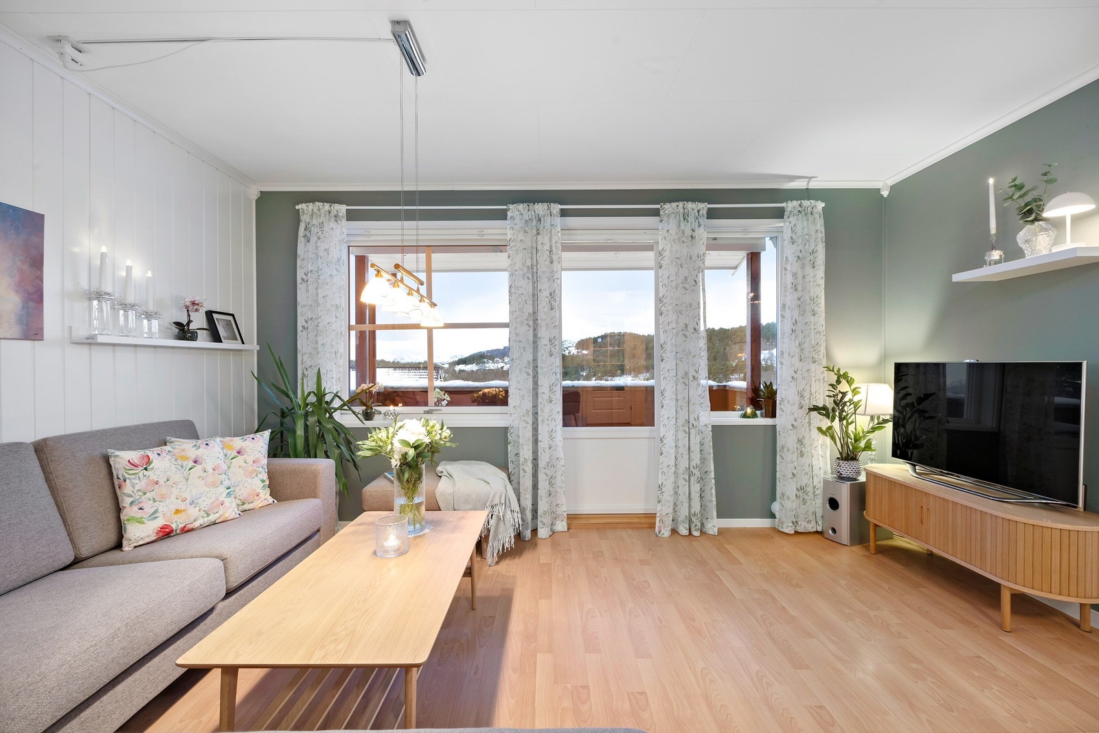 Stua har godt lysinnslipp og direkte utgang til overbygd veranda Galleribilde