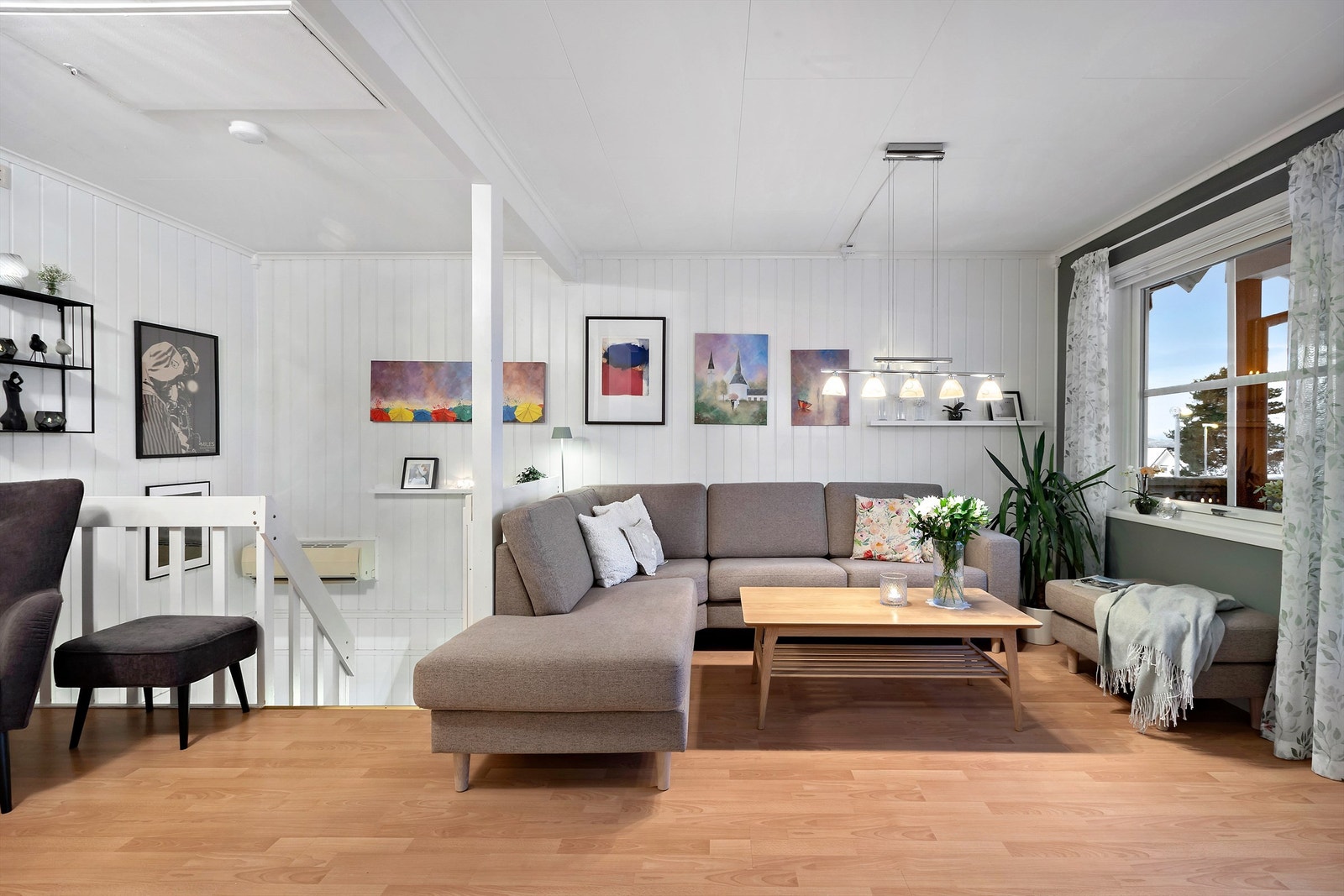 Stue med trapp til underetasjen Galleribilde