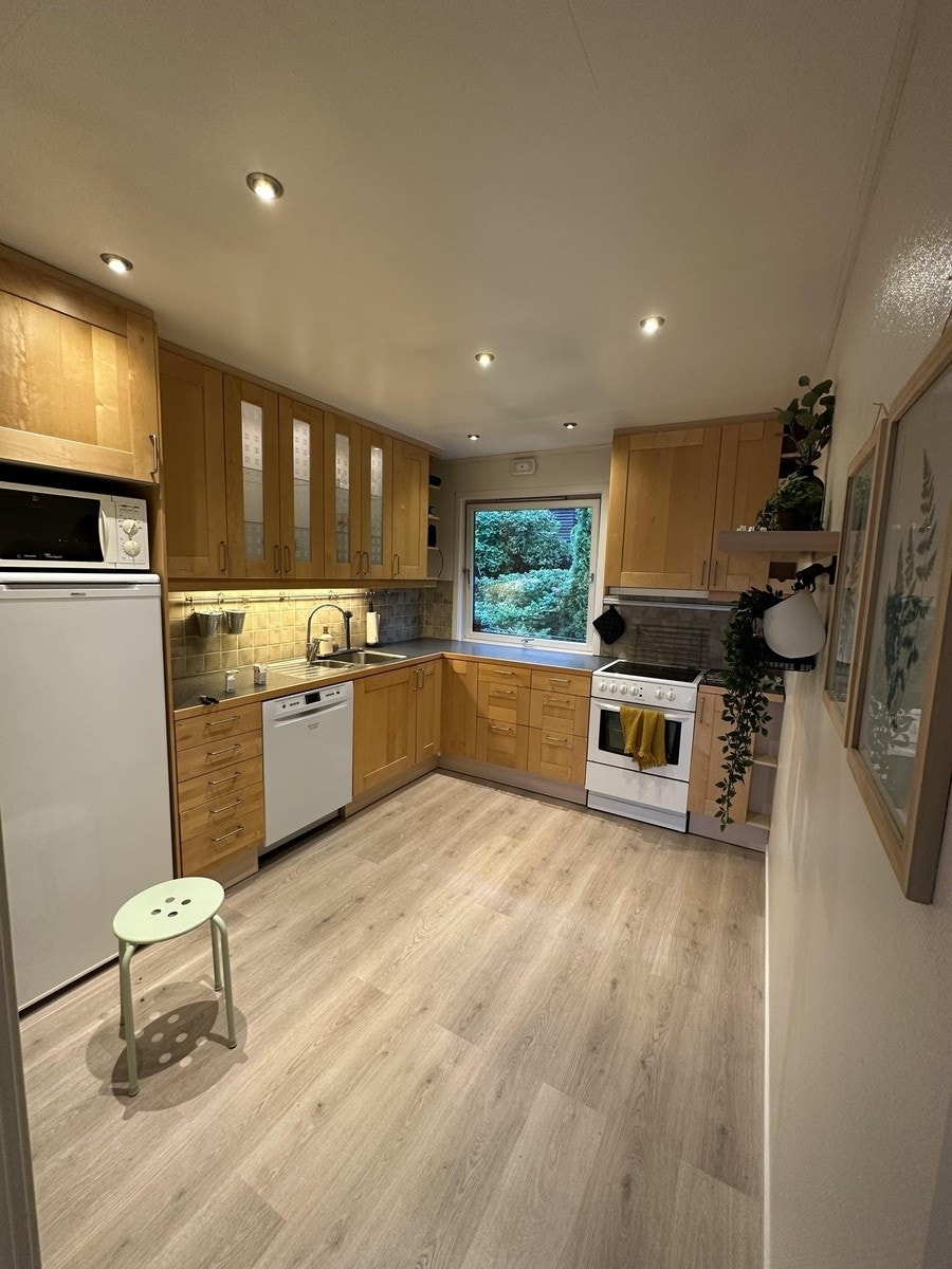 Kjøkken med god skapplass Galleribilde