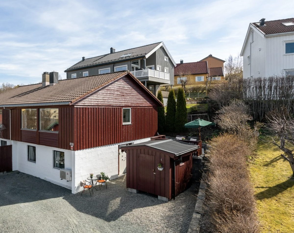 Halvpart av tomannsbolig i rolig boligstrøk. Galleribilde