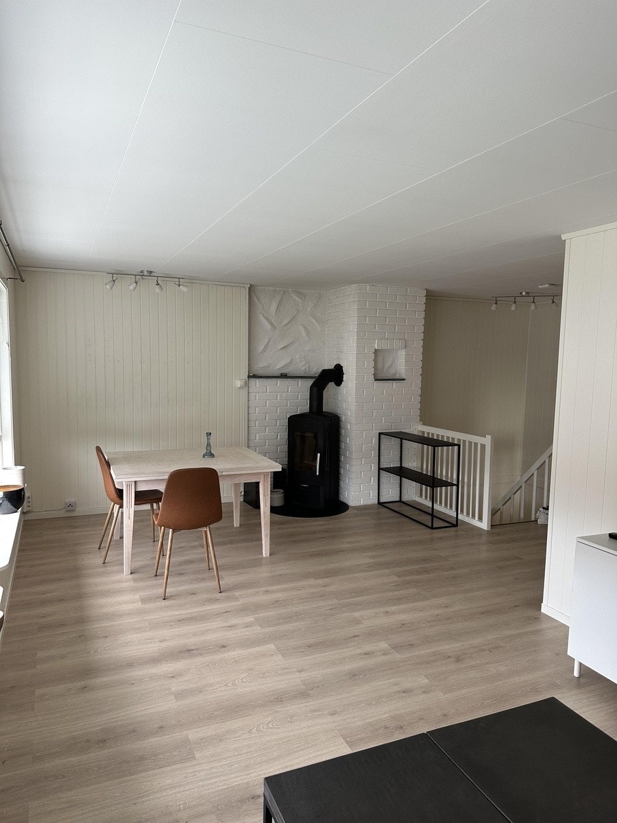 Spisestue og vedovn. Galleribilde