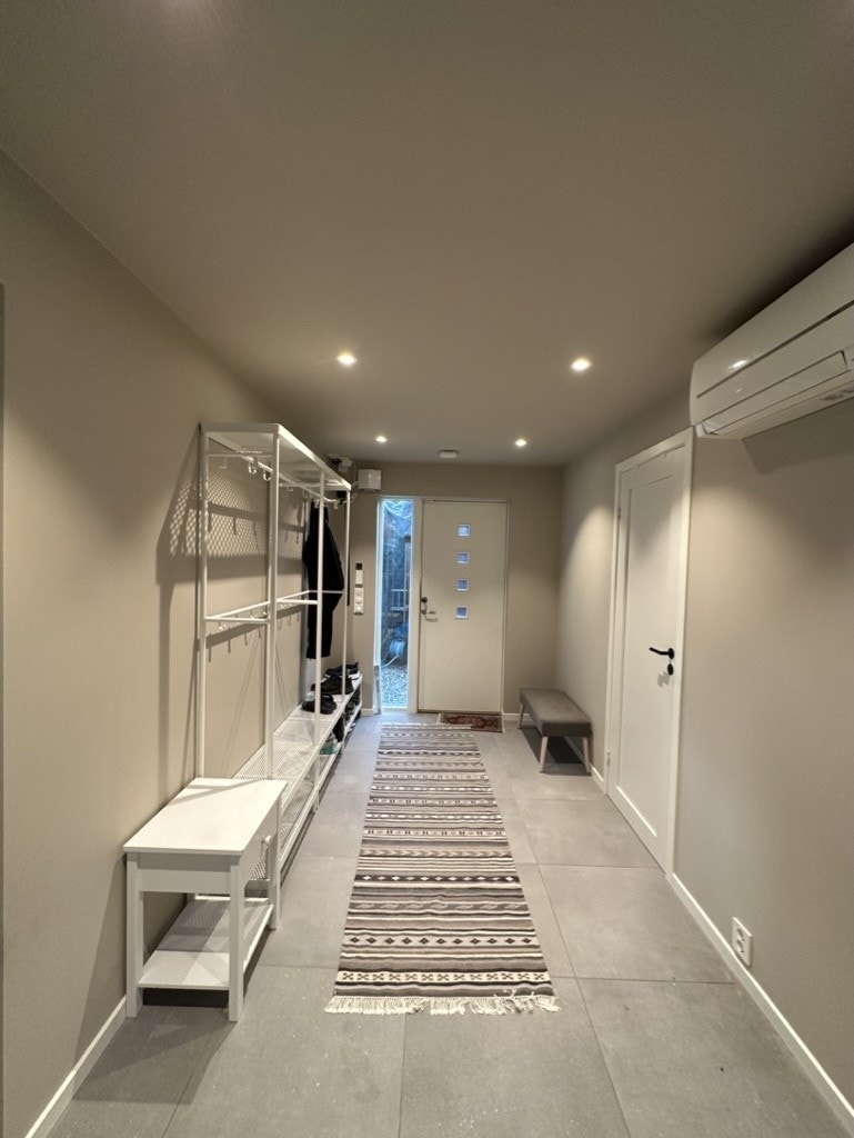 Romslig og lyst inngangsparti. Galleribilde