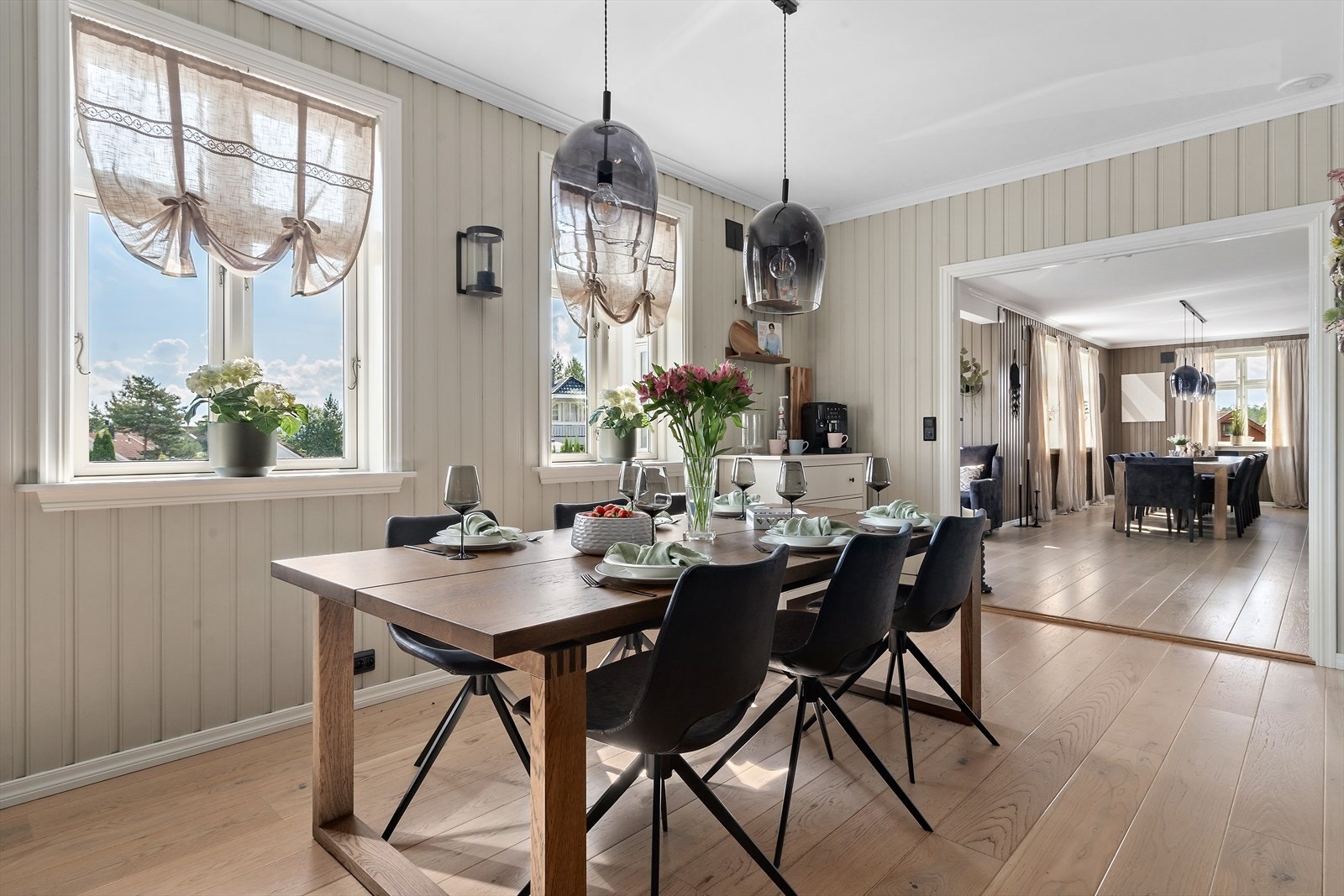 På kjøkkenet er det god plass til et stort spisebord. Galleribilde