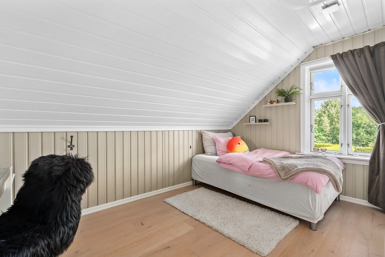 Det er 5 soverom i 2.etasje alle er lys og romslige. Galleribilde