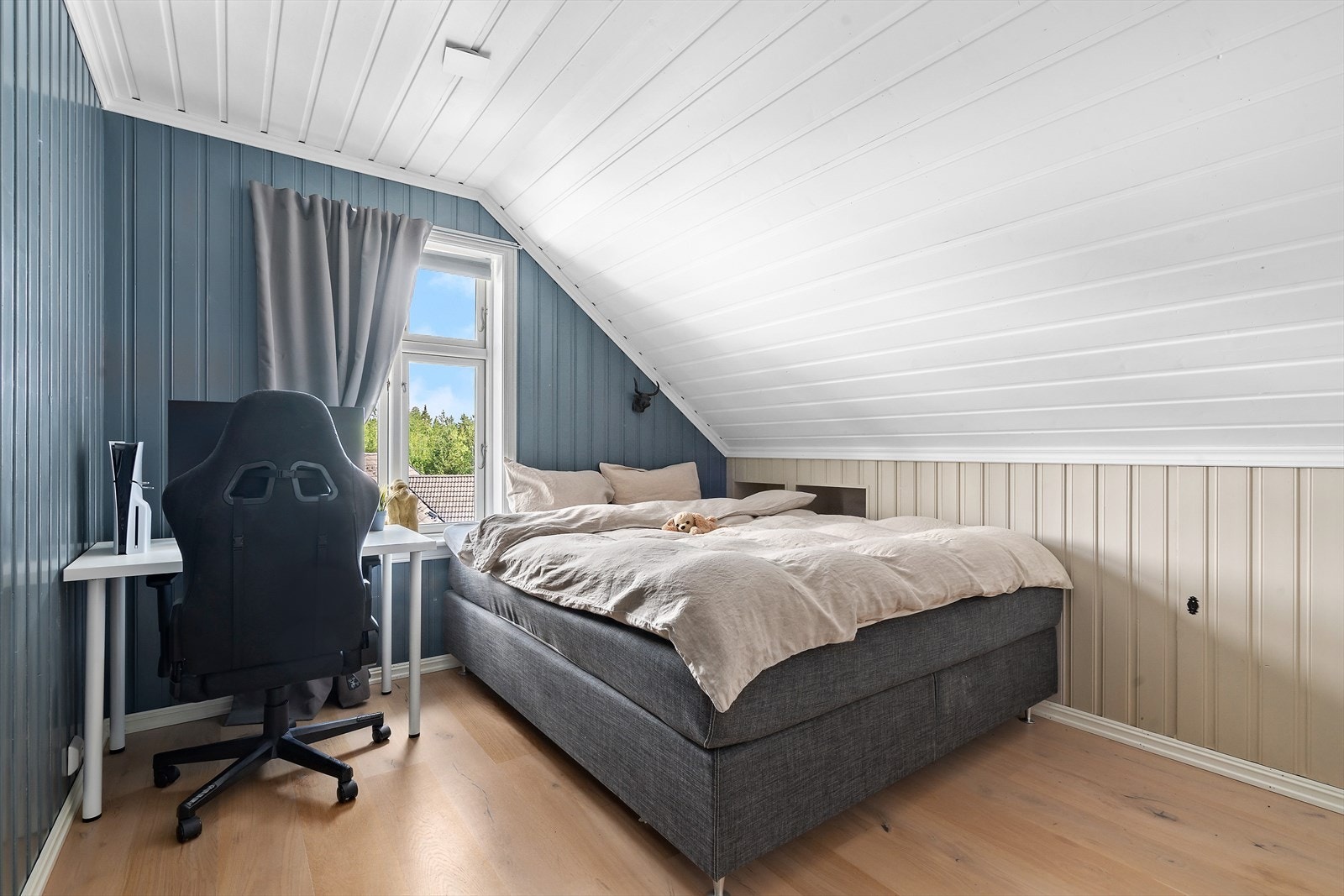 Her er det plass til skrivebord og dobbeltseng. Galleribilde