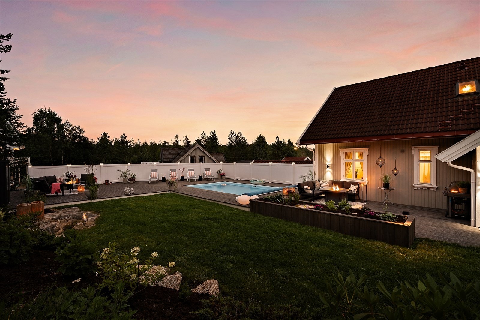 Flott uteområde med svømmebasseng. Galleribilde