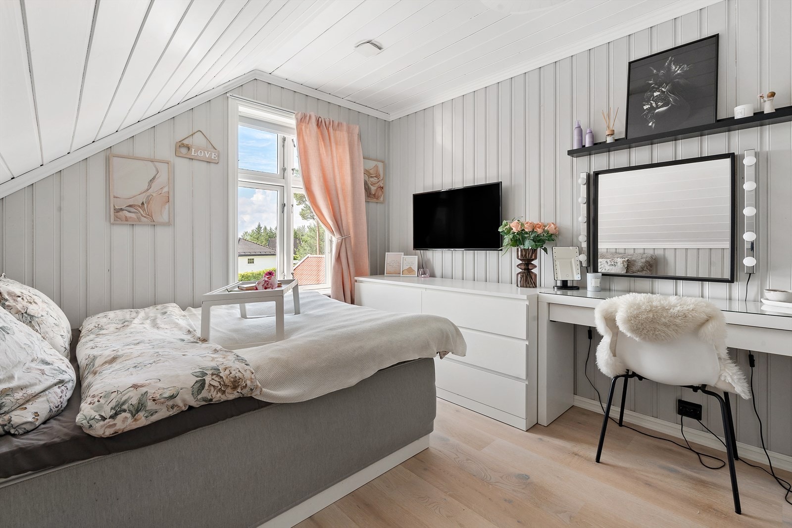 Delikat soverom med god plass til seng og oppbevaring. Galleribilde