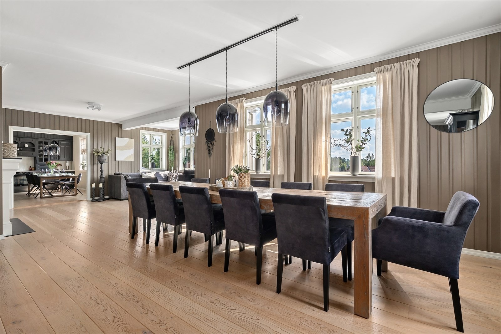 Stuen er romslig og har god plass til både salong og spisestue. Galleribilde