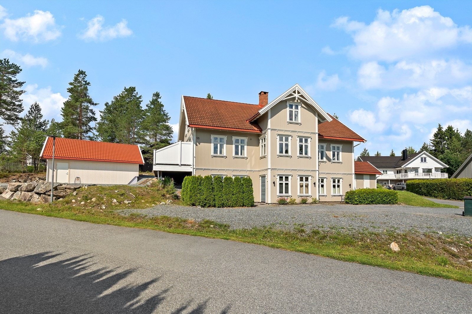 Beversvingen 55 ligger i et barnevennlig og ettertraktet boligområde på Ormåsen. Galleribilde