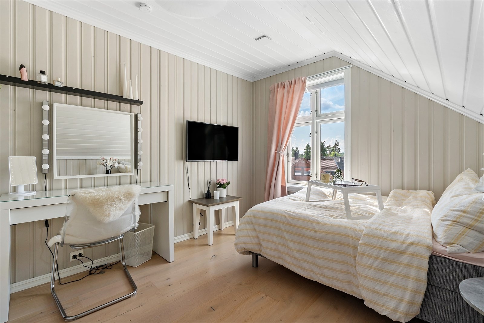 Her er det plass til et praktisk sminkebord. Galleribilde