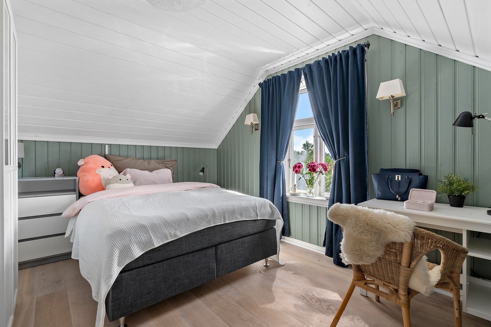 Her er det plass til seng og nattbord. Galleribilde