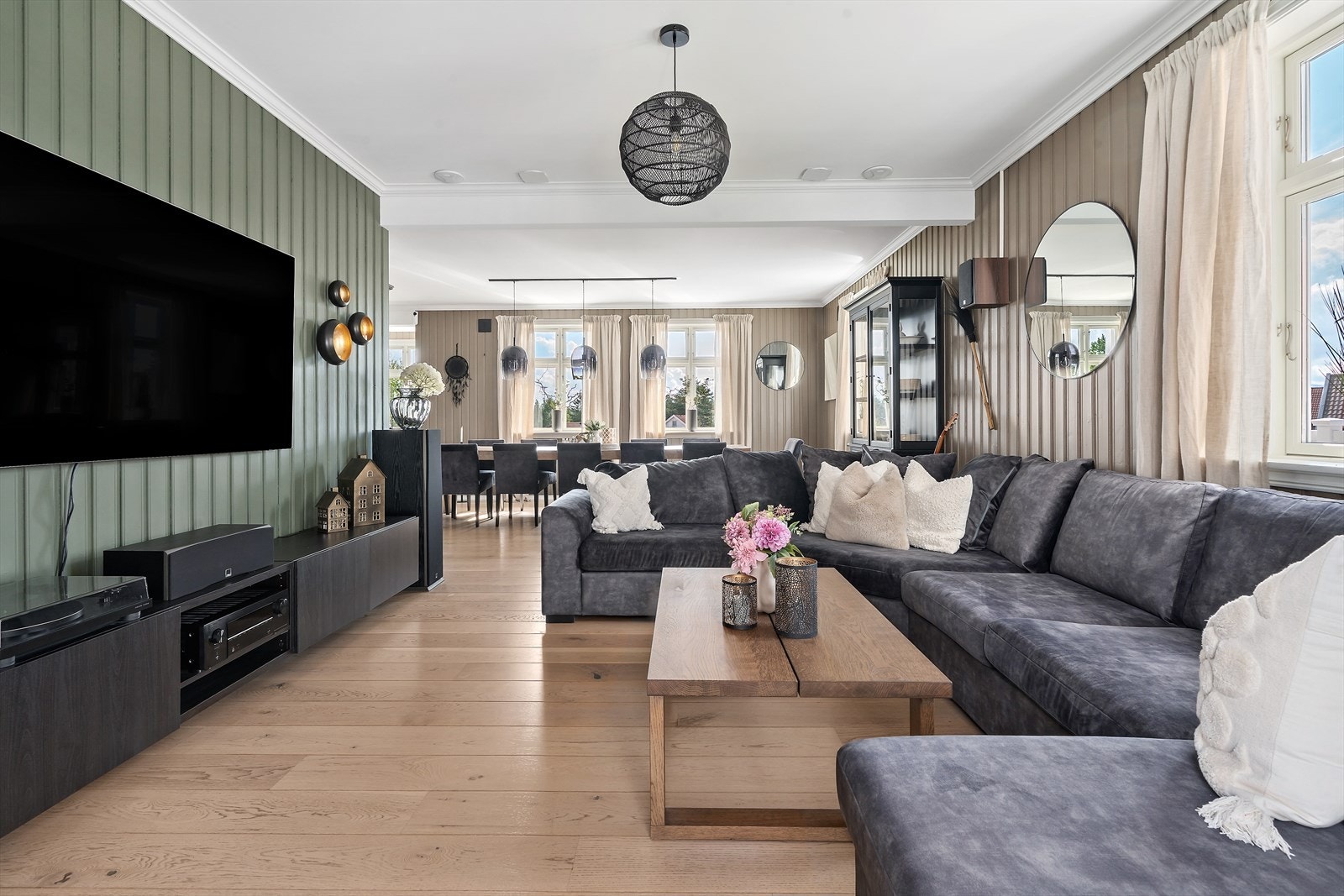 Store vindusflater gir fint med naturlig lys. Galleribilde