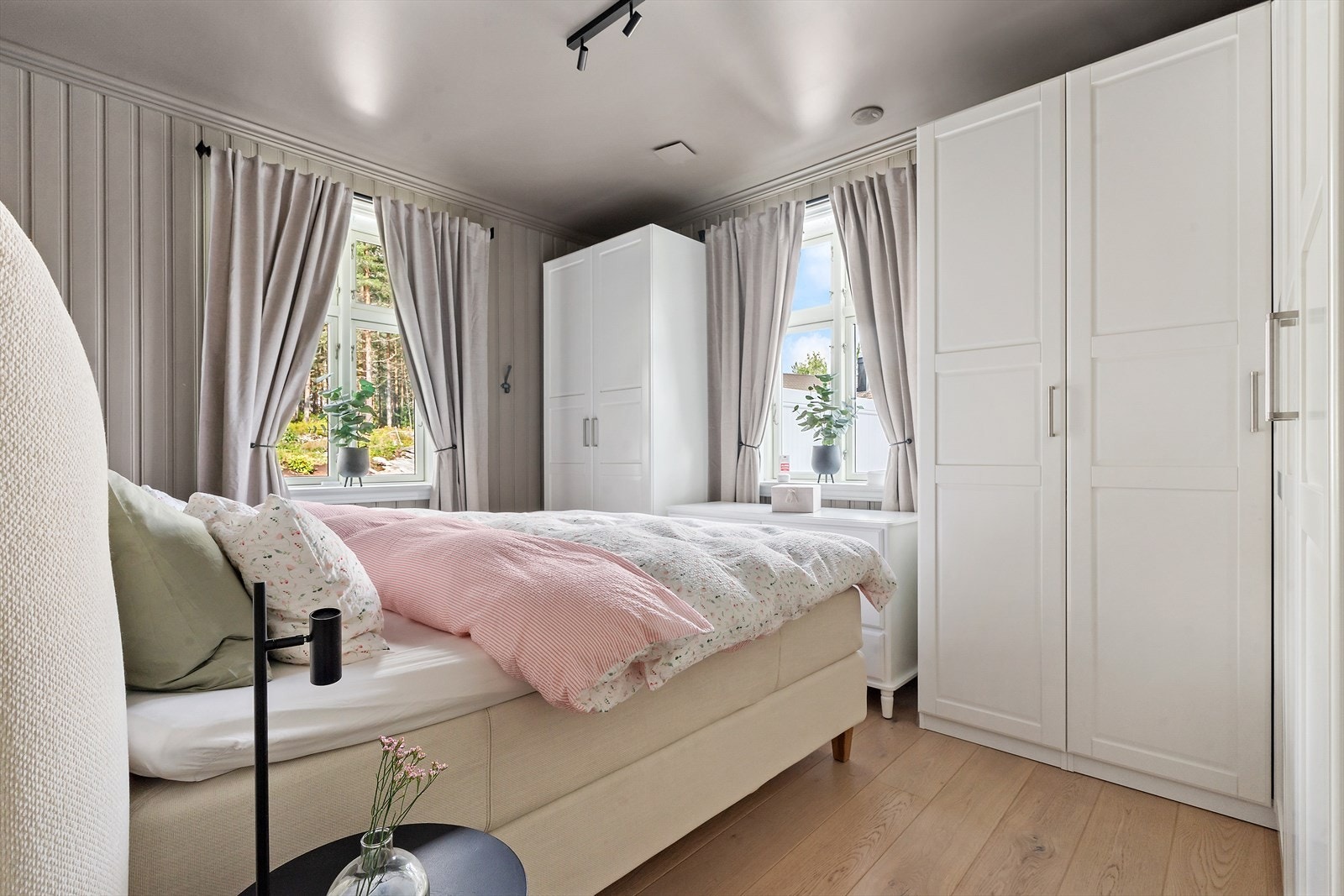 Hovedboligen har totalt 6 soverom. Hovedsoverommet ligger i 1. etasje. Galleribilde