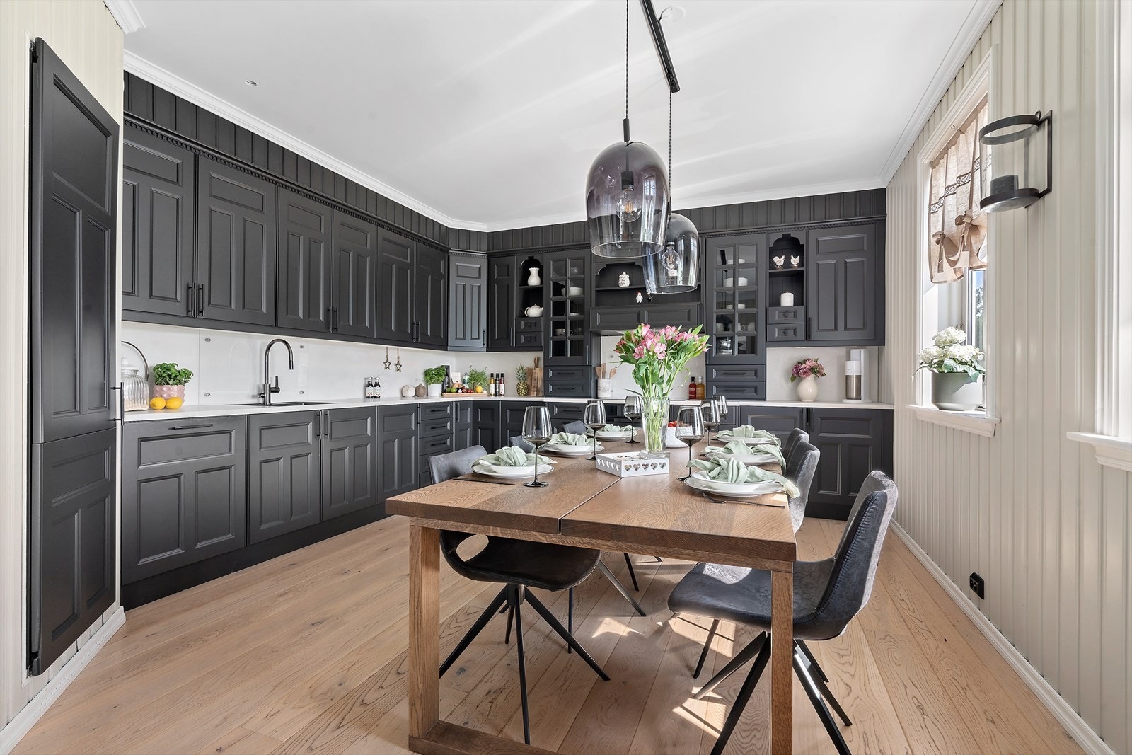 Kjøkkenet har en stilren og detaljert innredning med profilerte fronter. Galleribilde