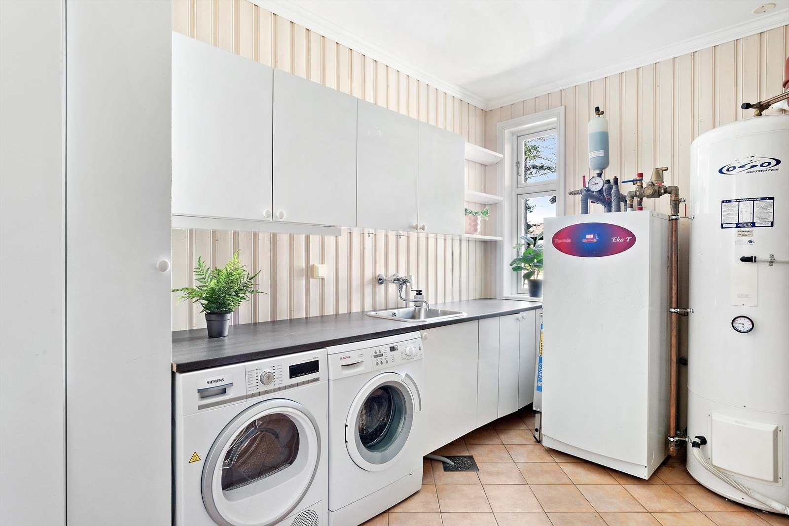 Romslig eget vaskerom i 1. etg. Galleribilde