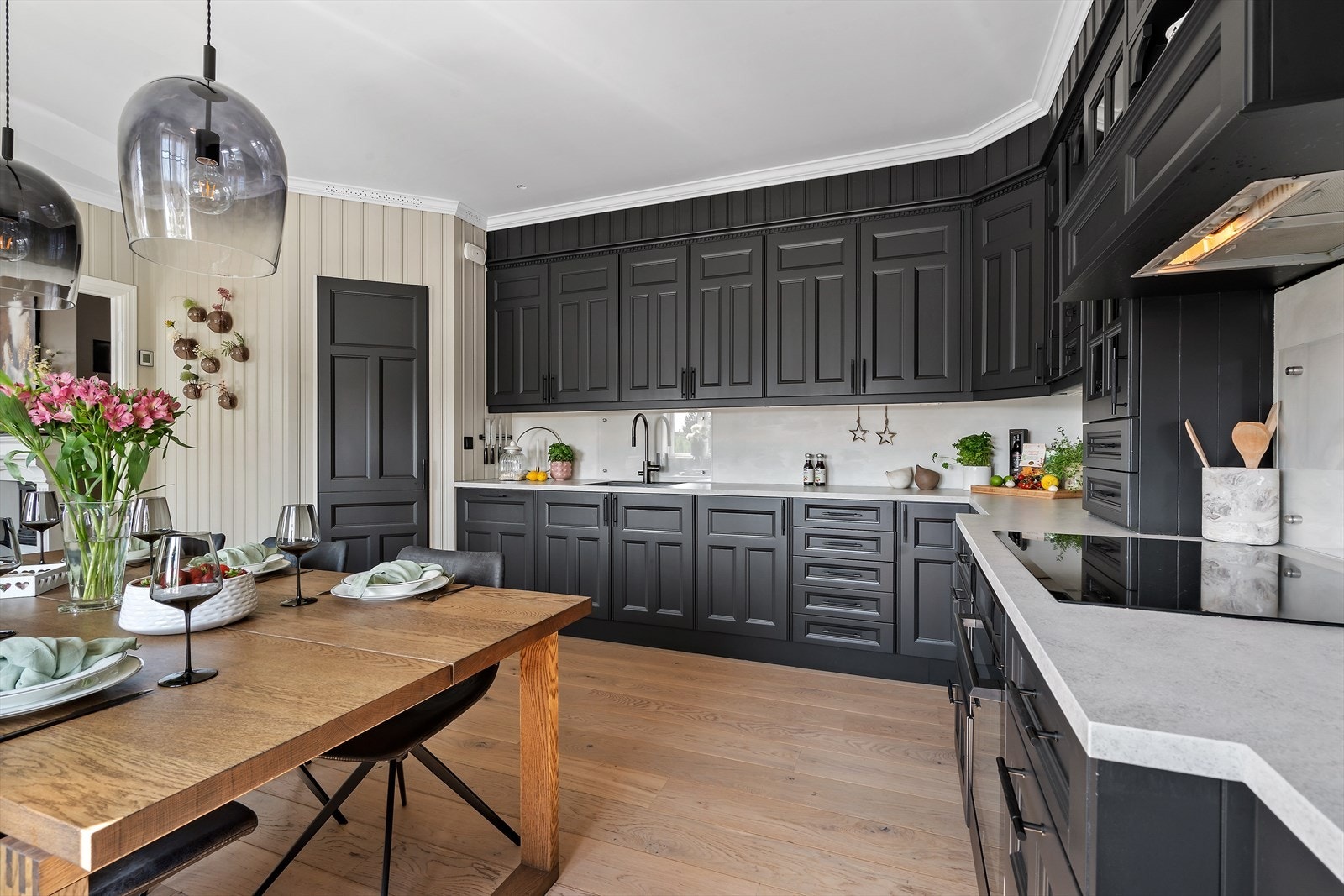 Det er godt med skapplass over og under benken. Det er et eget kjølehjørne/kjølerom med god plass. Galleribilde