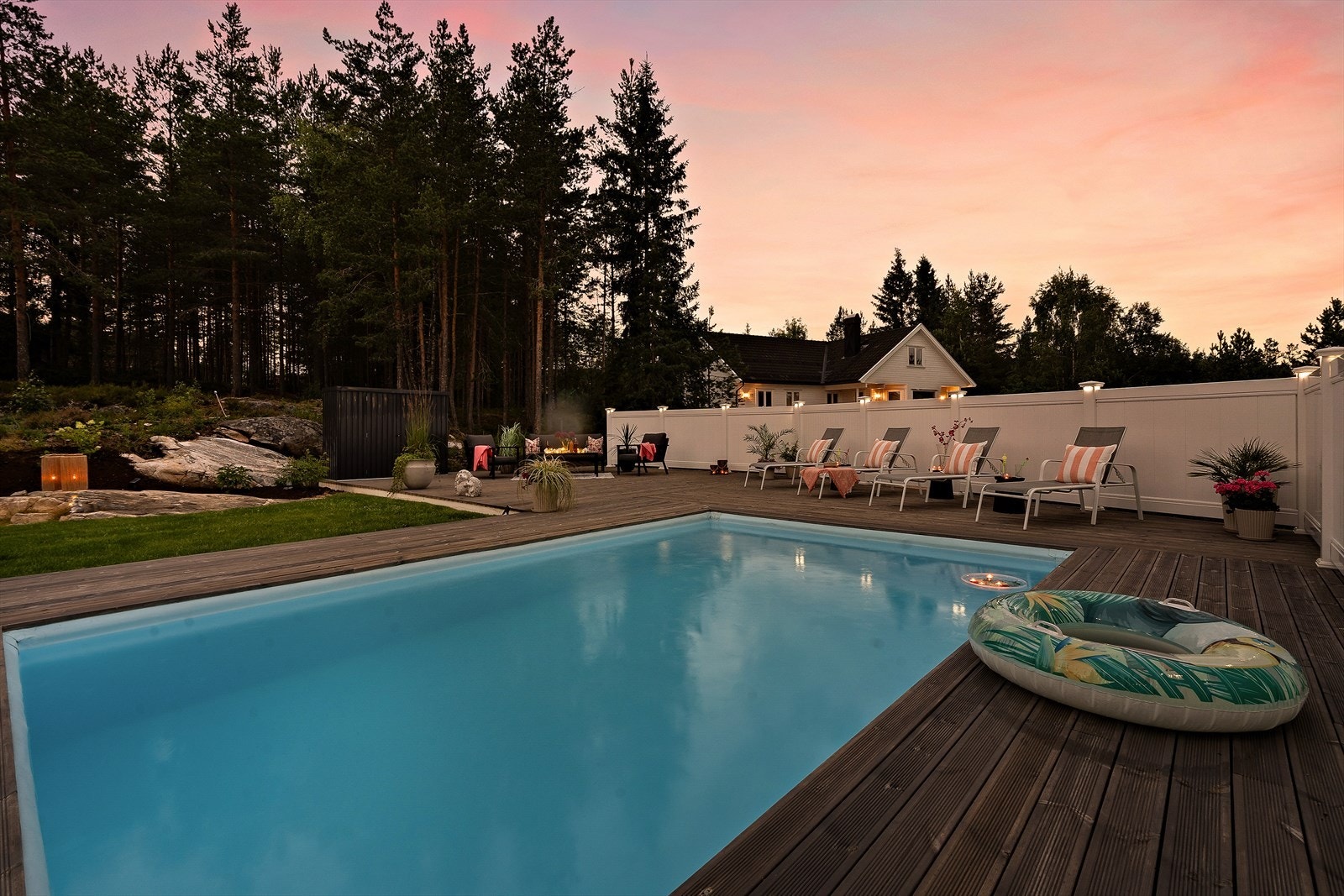 Flott opparbeidet uteområde rundt bassenget. Galleribilde