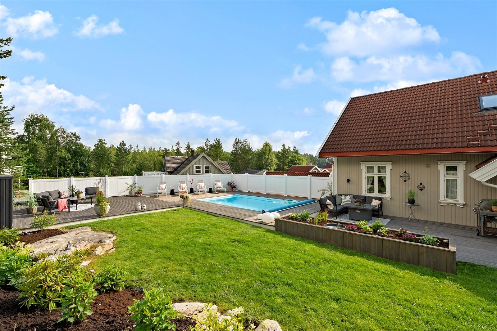 Få minutters gange til Rema 1000 forretning. Kort vei til Vestfossen hvor det er ungdomsskole, samt et hyggelig sentrum. Galleribilde