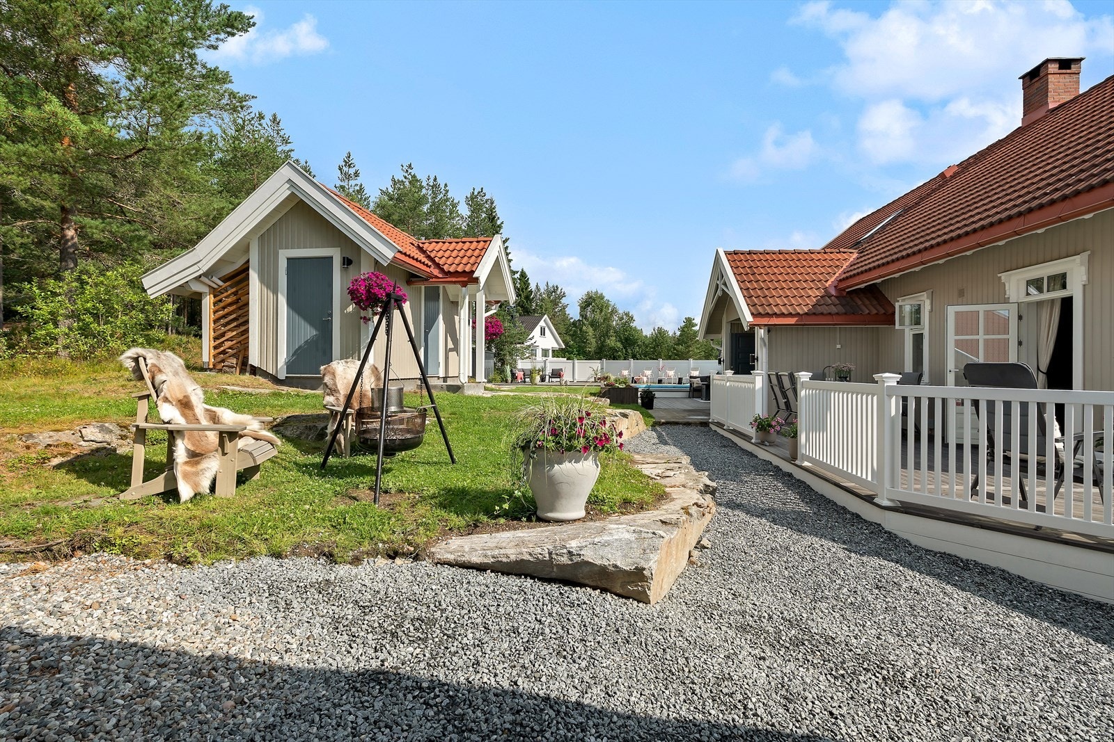 Det er uthus og opparbeidet hage med gruset gårdsplass. Galleribilde