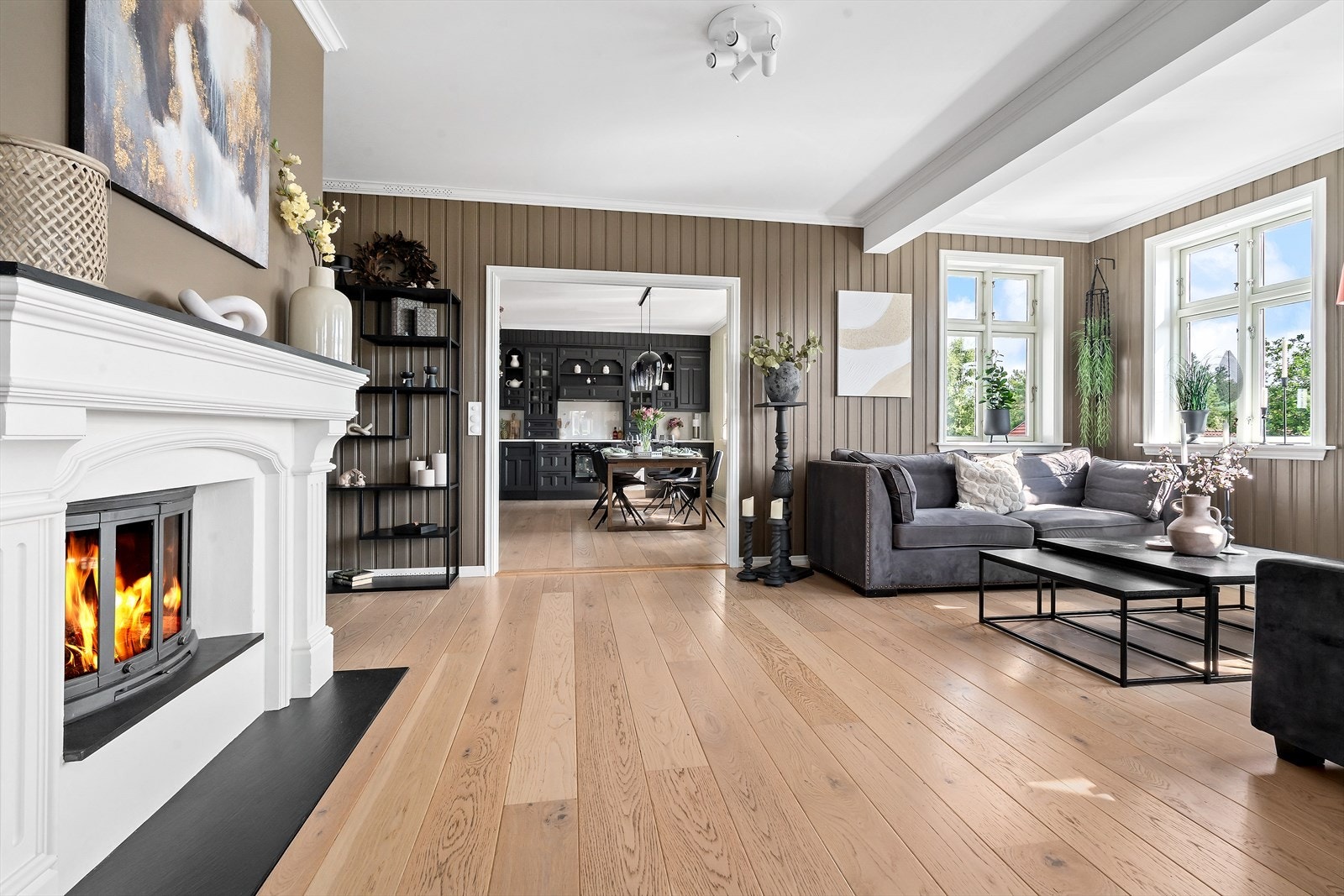 Fra stuen er det adkomst til et stort og tiltalende familiekjøkken. Galleribilde