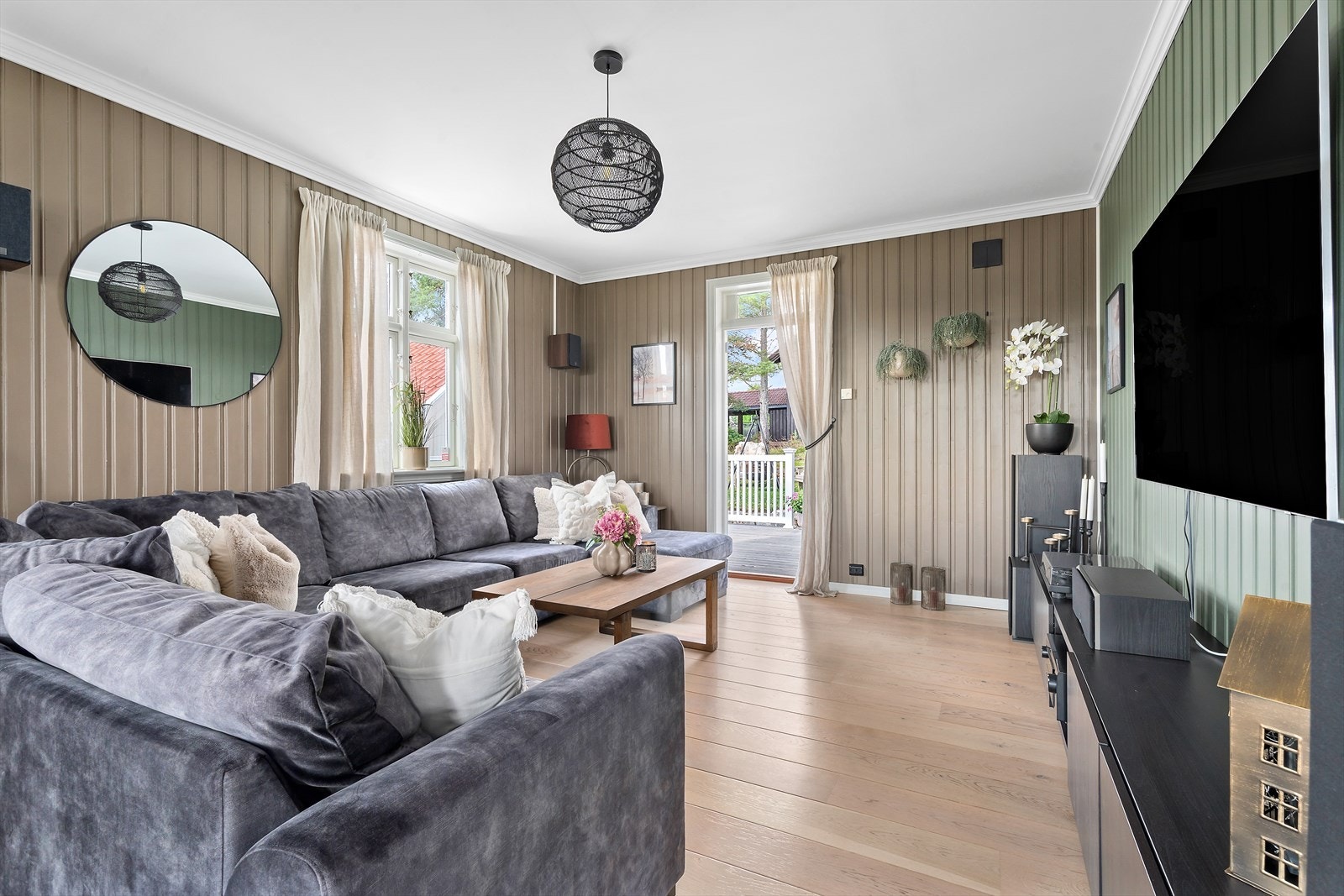 I stuen er det god plass for møblering i flere soner. Her er det utgang til terrasse. Galleribilde