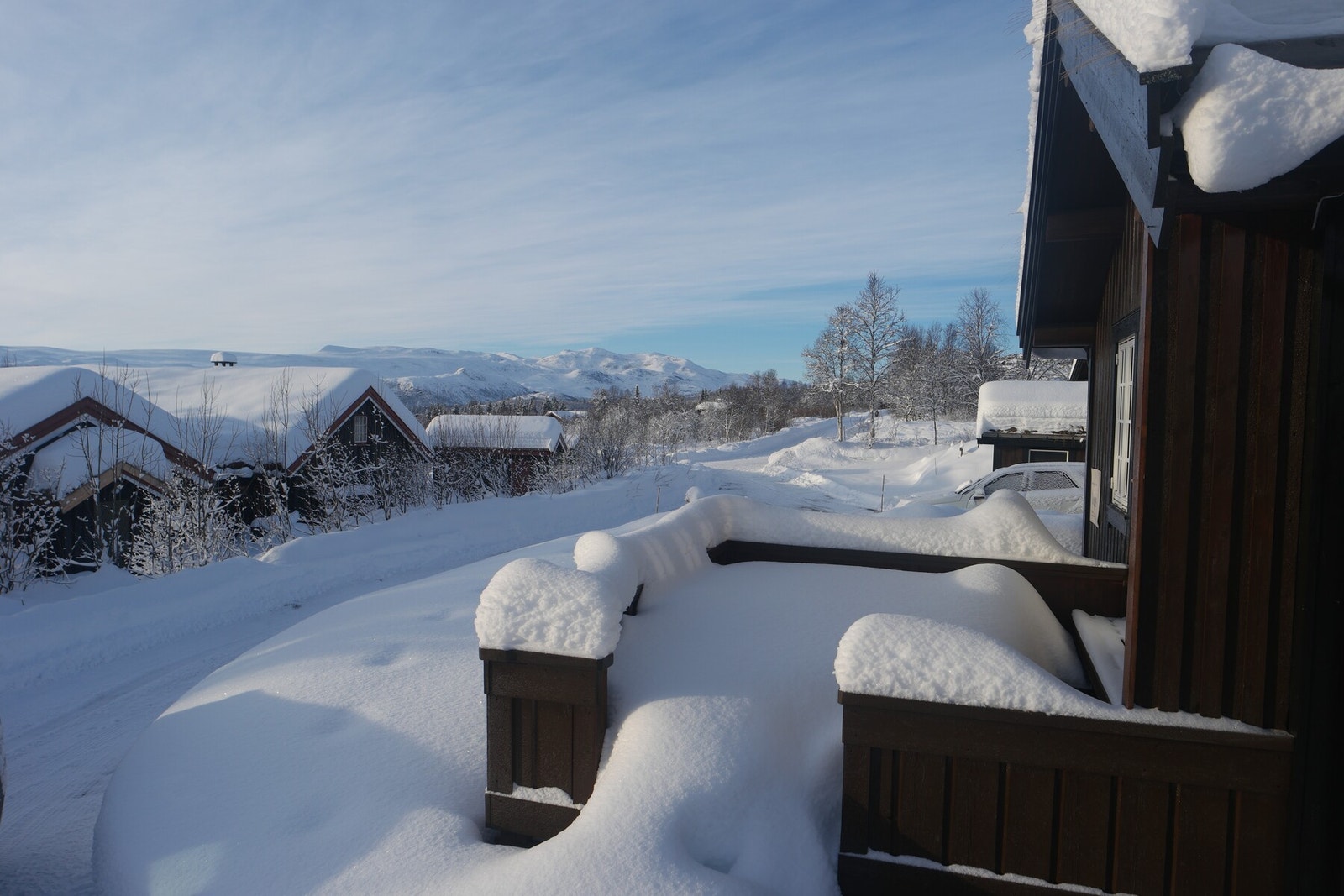 Eiendommen ligger sentralt på Beitostølen med flott utsikt mot Slettefjell og Mugnetind. Bilde fra selgers arkiv Galleribilde