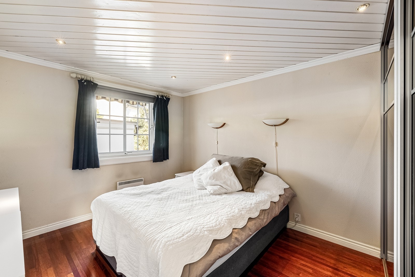 Hovedsoverom god med plass til dobbeltseng og garderobeløsning. Sengen på bildet er 1.60m bred. Galleribilde