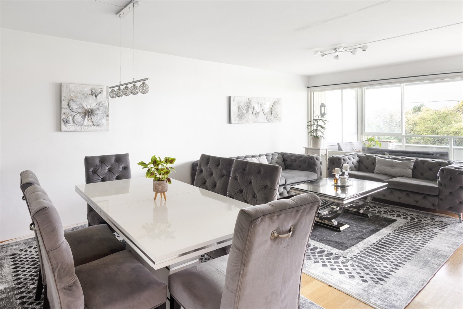 Midt i stuen står spisebordet klart for både mat og små historier. Galleribilde