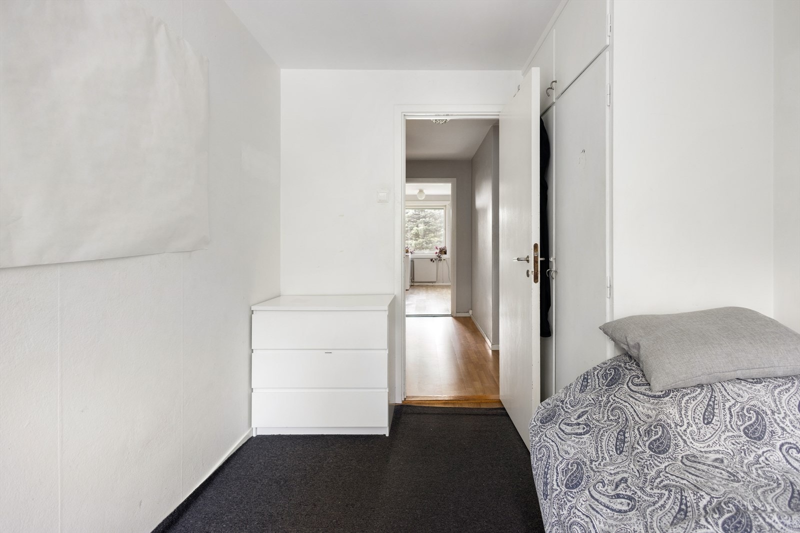 God skapplass og mulighet for kontor gjør soverom 2 ekstra funksjonelt. Galleribilde