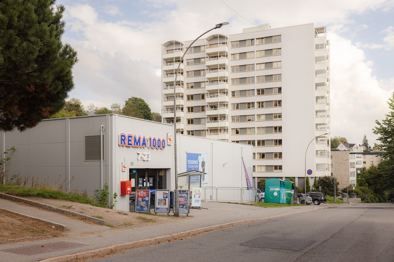 Kun 100 meter til nærmeste dagligvarebutikk som er Rema 1000 Lillo. Her bor du sentralt! Galleribilde