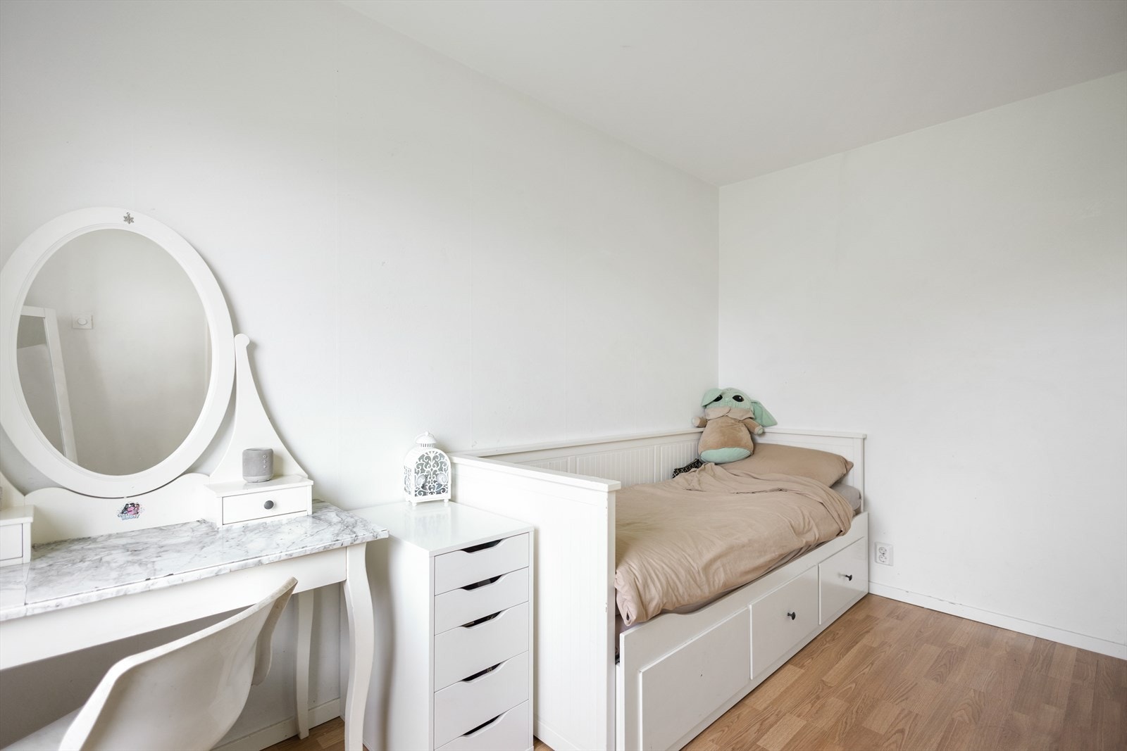 Soverom 3 har, som de to andre, god plass til både seng og oppbevaring. Galleribilde