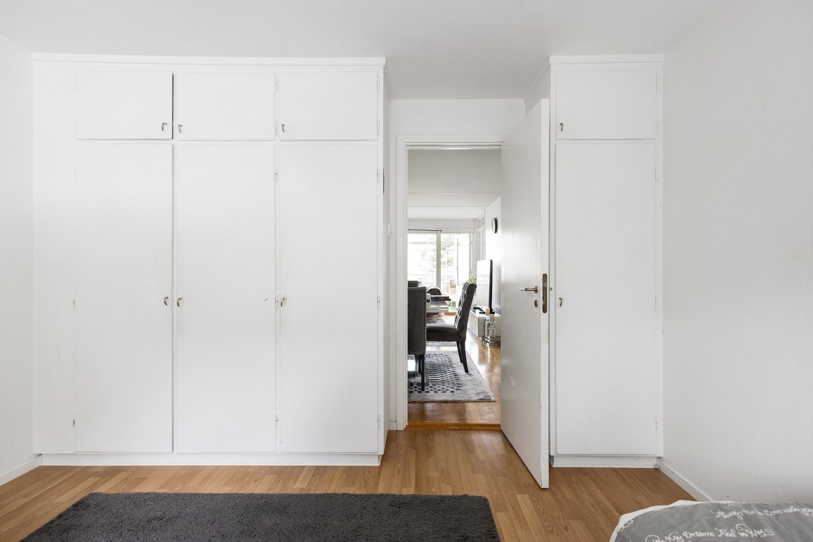 Rikelig med skapplass gjør oppbevaring enkelt og oversiktlig. Galleribilde