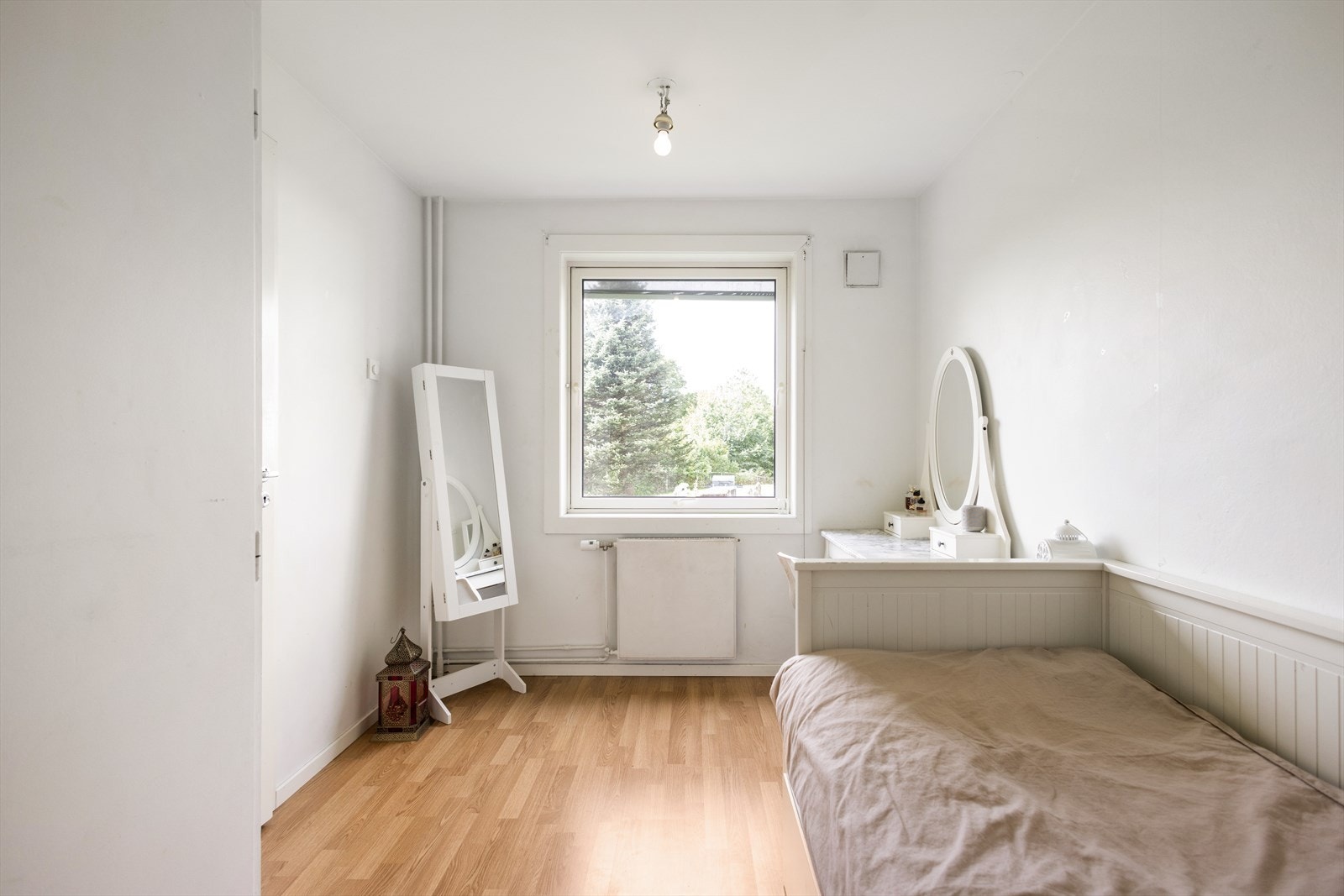 Rikelig med dagslys gjør rommet lyst og trivelig. Galleribilde